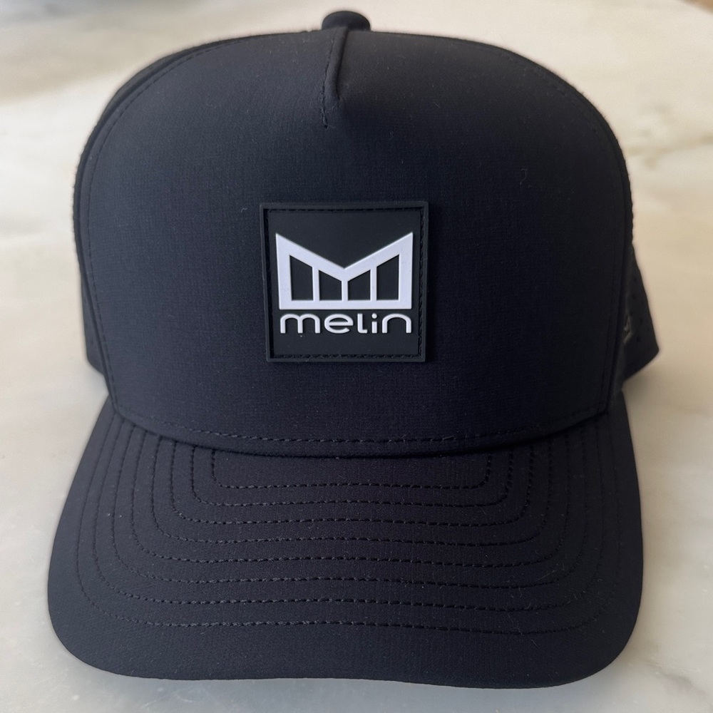 Melin hydro Odysea Stacked Black Cap NWT